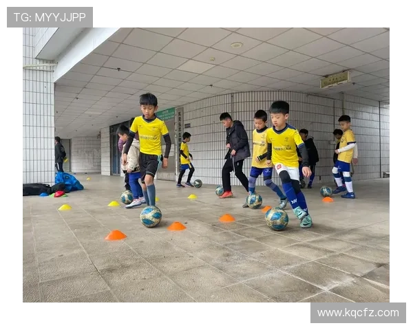 足球明星们的日常训练与比赛场地揭秘，看看他们整天都在哪踢球